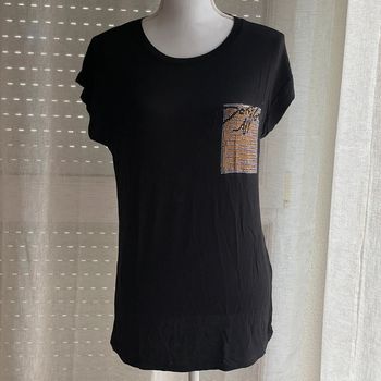 T-shirt noir avec un peu de strass