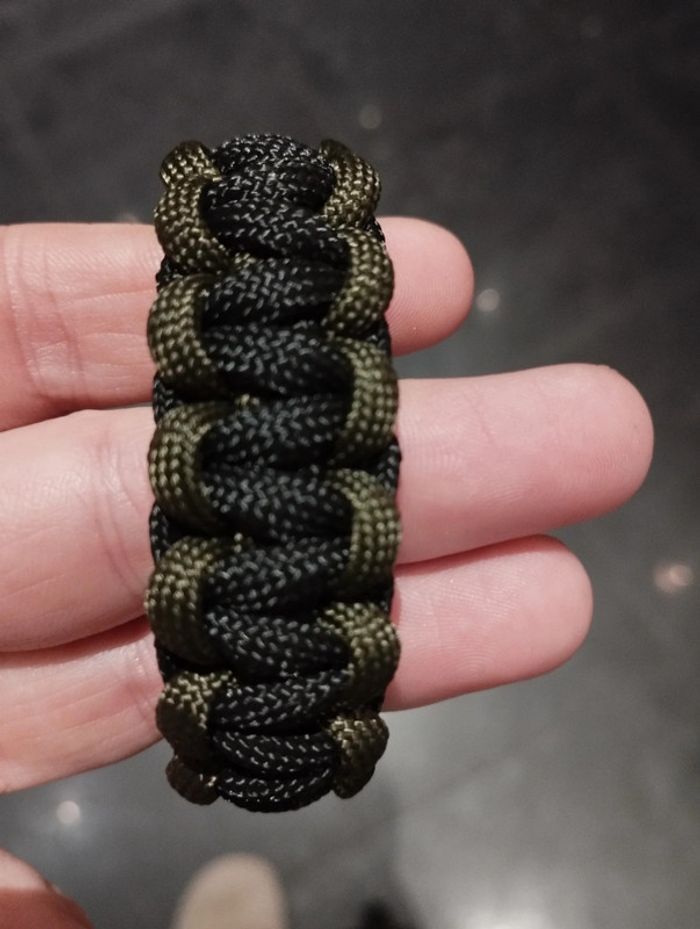Bracelet de survie paracorde femme kaki et noir - photo numéro 3