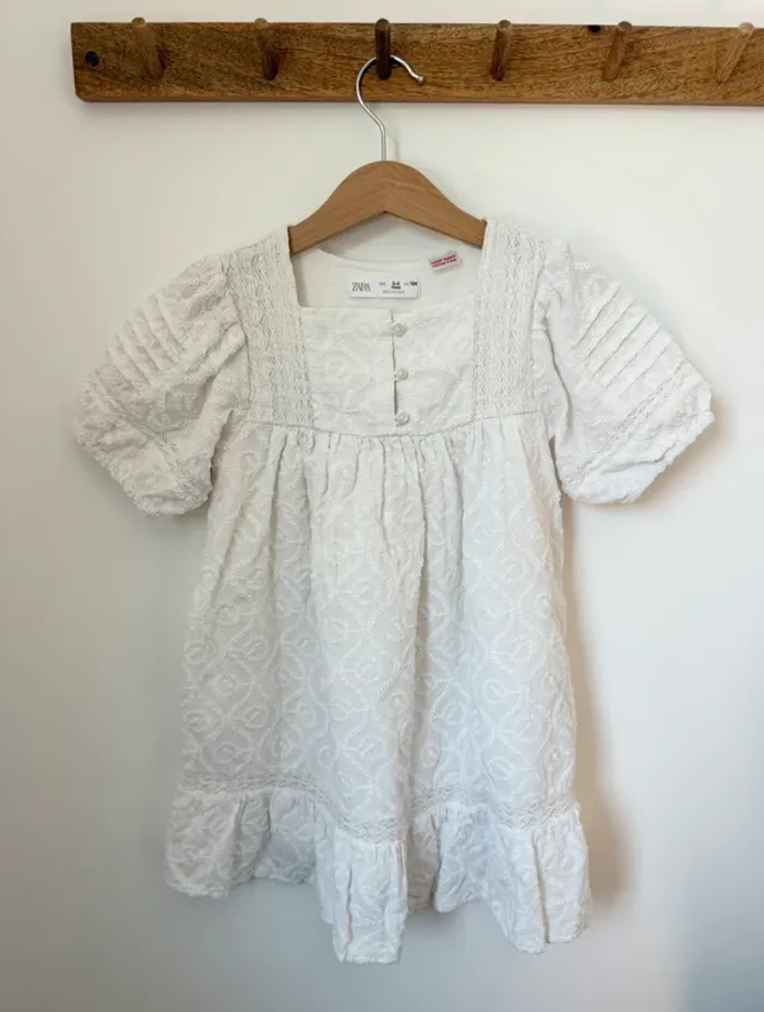 Robe brodée Zara