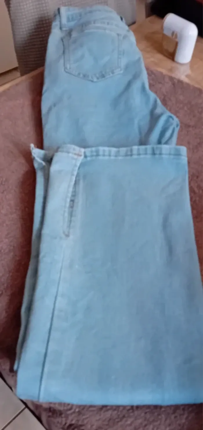 Très joli jean bleu clair shein taille 38 bas je jambes évasée et ouvert - photo numéro 4
