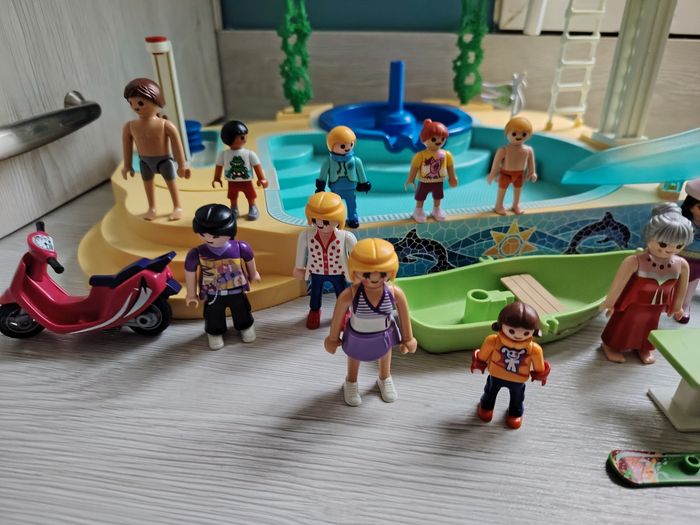 Piscine playmobil avec pleins de figurines - photo numéro 4