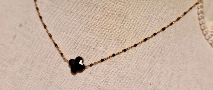 Collier chaîne acier inoxydable or perles et trèfle noirs - photo numéro 3