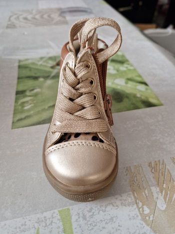 Belle bottines bébé toute neuve