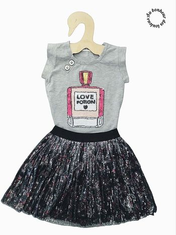 5 ans ensemble été teeshirt et jupe ( enseignes diverses)