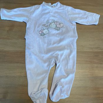 Pyjama taille 18 mois qui kitchoun  rose avec des papillons dessus