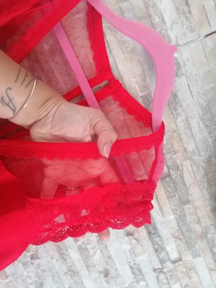 Top/haut rouge naf naf dentelle taille M #Vêtements_femmes_krocaro - photo numéro 2