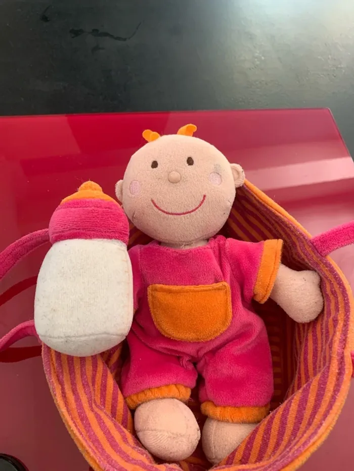 Bébé en peluche avec couffin et biberon - photo numéro 2