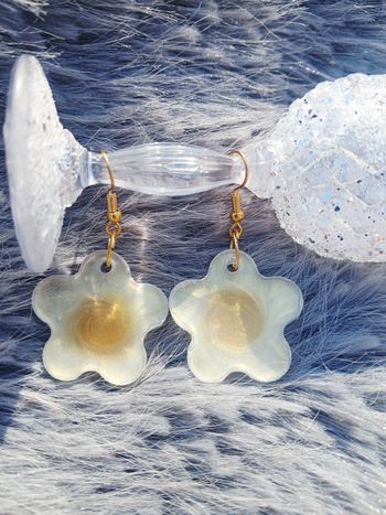 Boucles d'oreilles fleurs blanches coeur doré