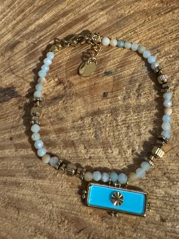 Bracelet perles naturelles boules  grigri et finitions acier inoxydable or