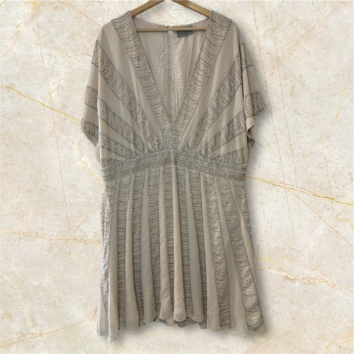 Robe patineuse courte à rayures en perles et sequins