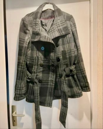 Manteau gris à carreaux avec ceinture - style trench