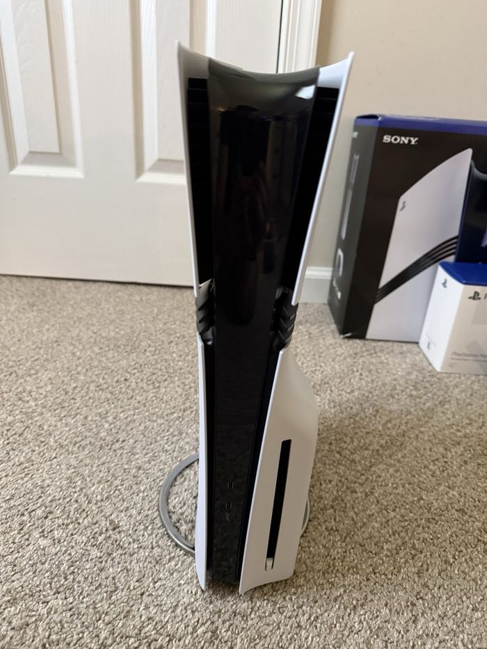 Sony Playstation 5 pro +portal et deux manettes - photo numéro 4