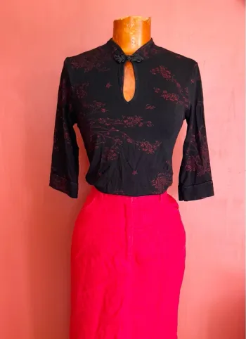 Magnifique top vintage, noir motifs rouges japonais