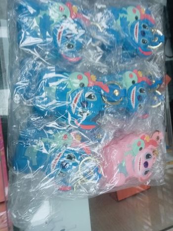 10 porte monnaie/ porte clefs Stitch silicone neuf