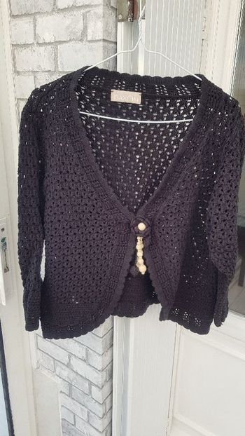 gilet noire fermé par une fantaisie