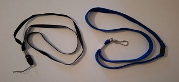 Lot d'une dragonne et d'un cordon avec mousqueton