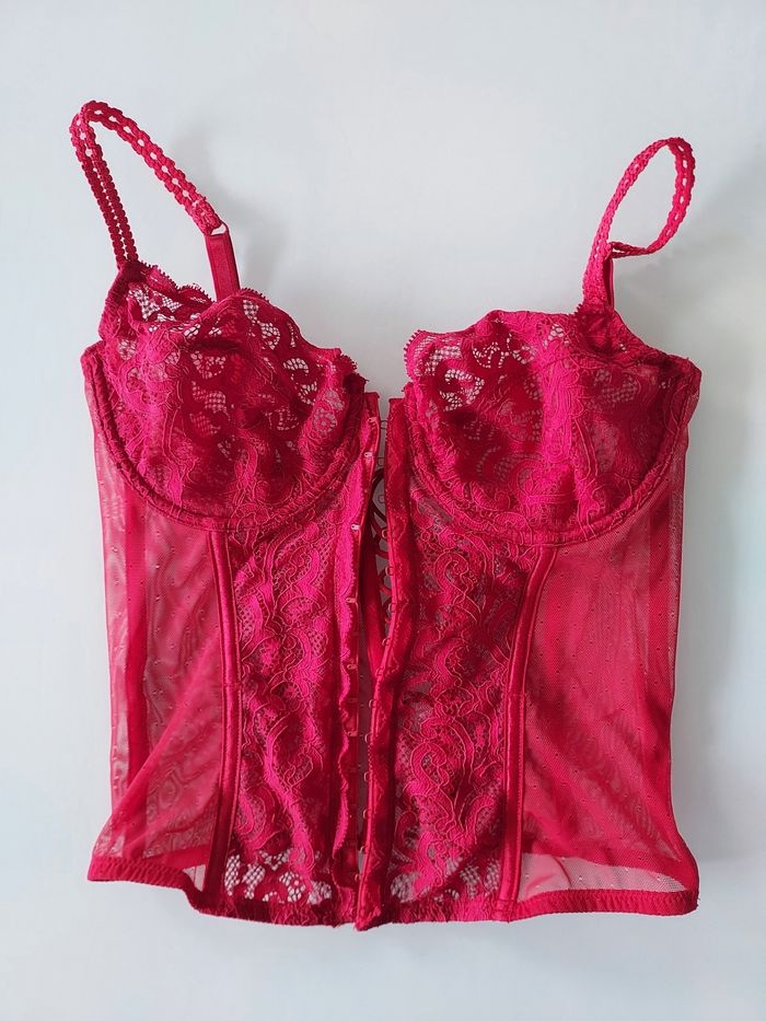 Corset en dentelle rouge