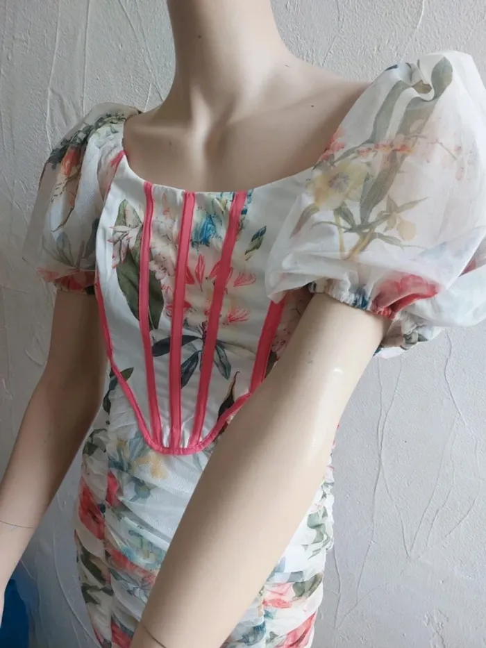Robe à fleurs avec manches bouffantes - photo numéro 3
