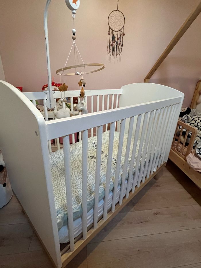 Ensemble lit bébé et table à langer