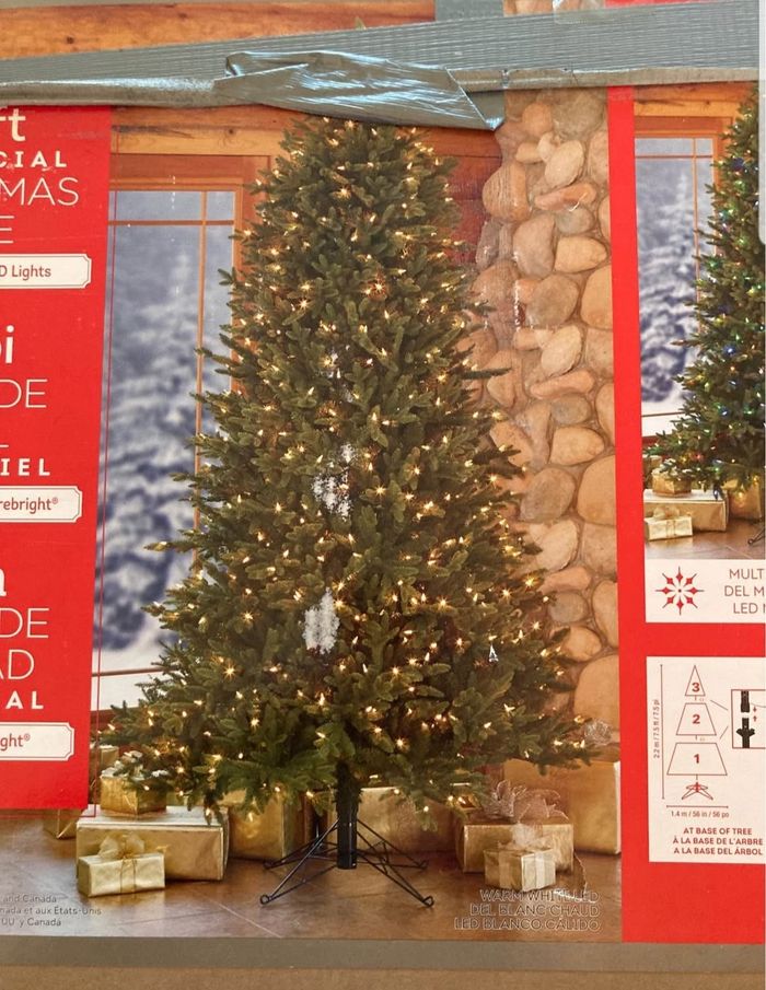 Sapin artificiel Aspen pré-illuminé de 2,3 m (7,5 pi) avec 700 lumières DEL SureBright à effets