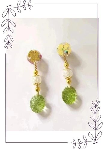 Boucles d'oreilles artisanales perles chic vert & or tige plastique.
