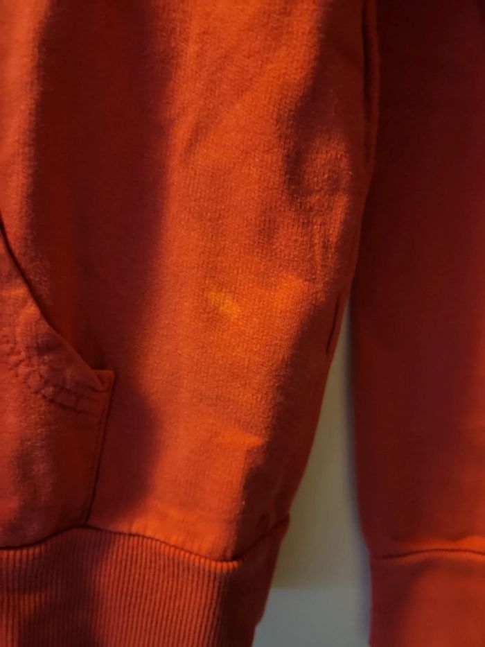 Pull rouge à capuche - photo numéro 3