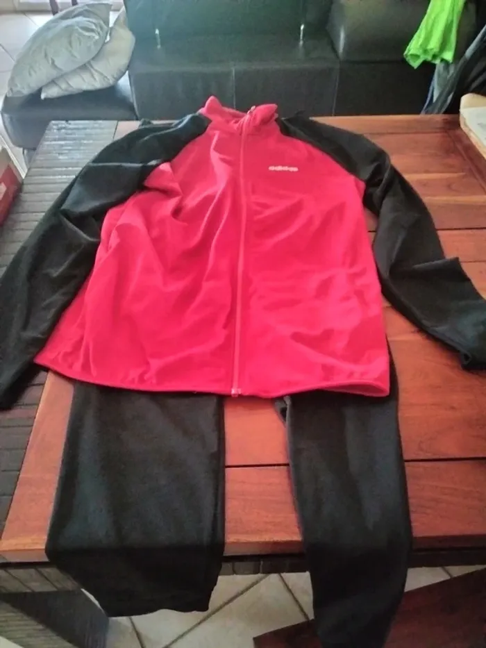 Jogging adidas bicolore rouge et noir en 15/16 ans