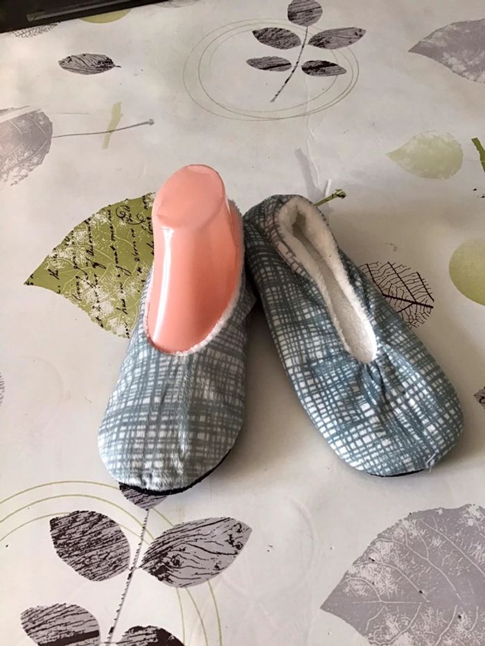 Chaussons taille 36/39 bleu et blanc - photo numéro 2