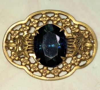 Broche 1960's verre taillé bleu profond 4,5 cm.