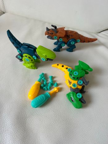 Jeu de construction de dinosaures avec tournevis 