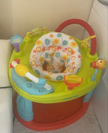 Table  d'activités pour bébé en excellent état.