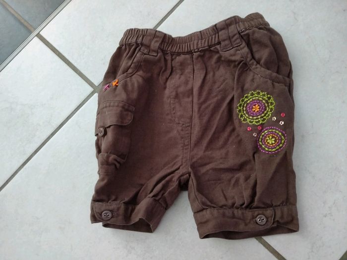 Joli petit ensemble tee shirt blanc et short marron. Bébé 6 mois - photo numéro 2