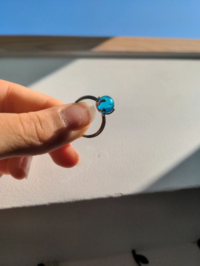 Bague avec une pierre bleue - photo numéro 2