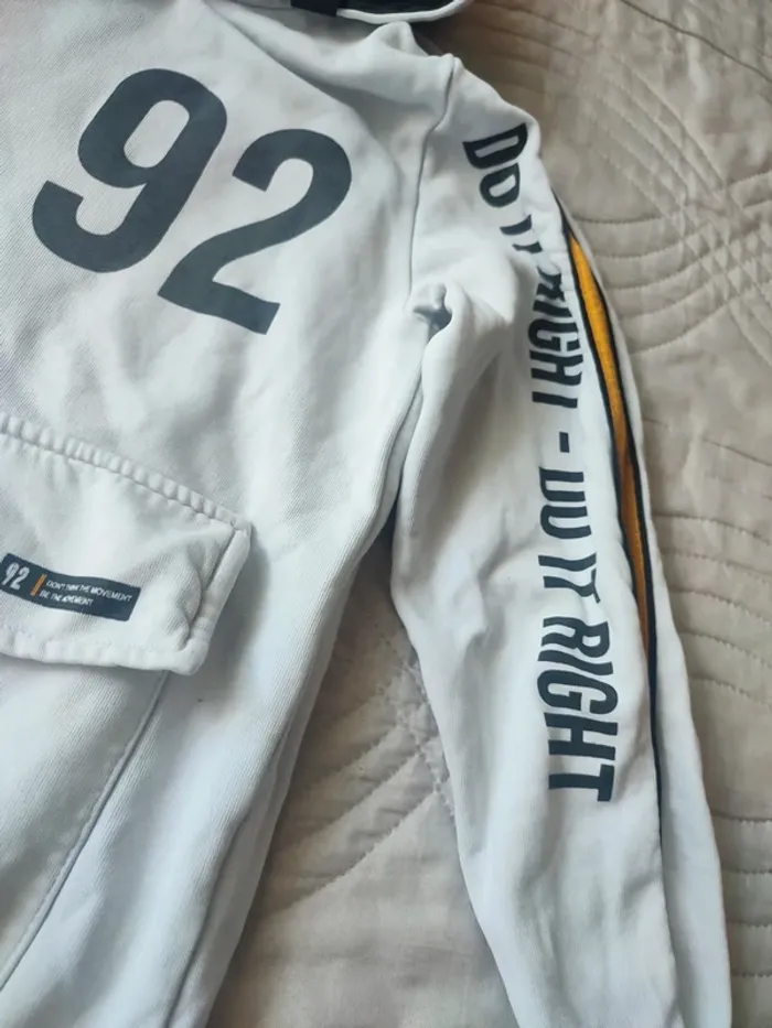 Pull à capuche avec poche taille 9/10 - photo numéro 3