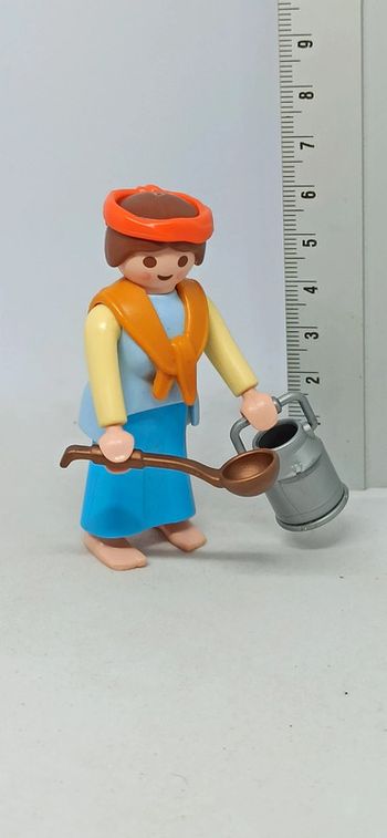 Femme traditionnelle fermière avec pot et louche playmobil