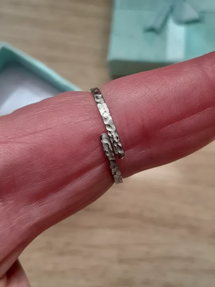 Bague coeur, couleur argenté, réglable convient plus aux tailles 52/54 - photo numéro 4