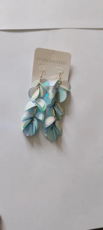 Boucles d'oreilles fantaisie. Neuves