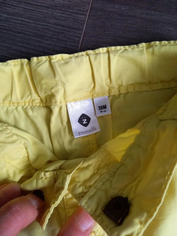 Short jaune - photo numéro 3