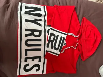 Sweat-shirt rouge avec écriture