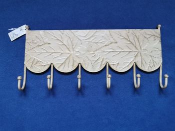 Porte serviette métal peint vieilli 6 crochets.