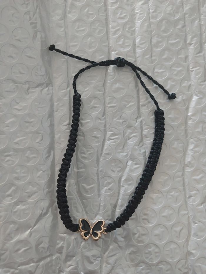 Bracelet tressé noir avec papillon