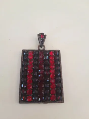 Pendentif vintage strass nuances de rouge