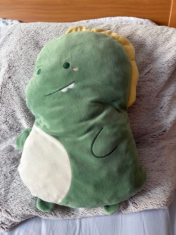 Coussin peluche dinosaure 
