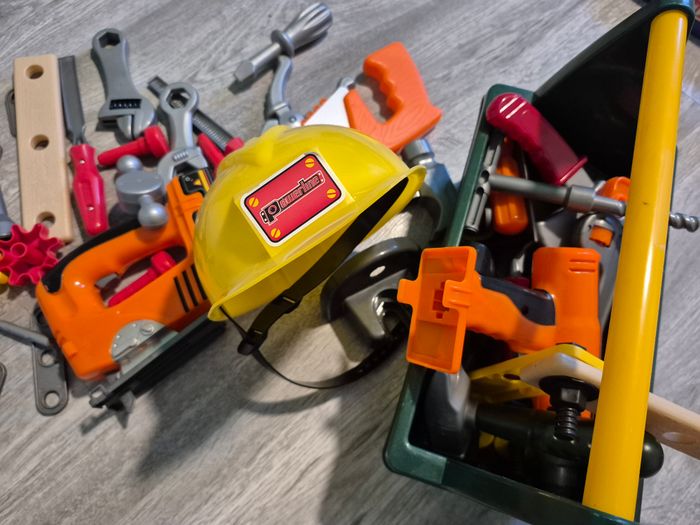 Caisse à outils avec plein d'accessoires - photo numéro 2