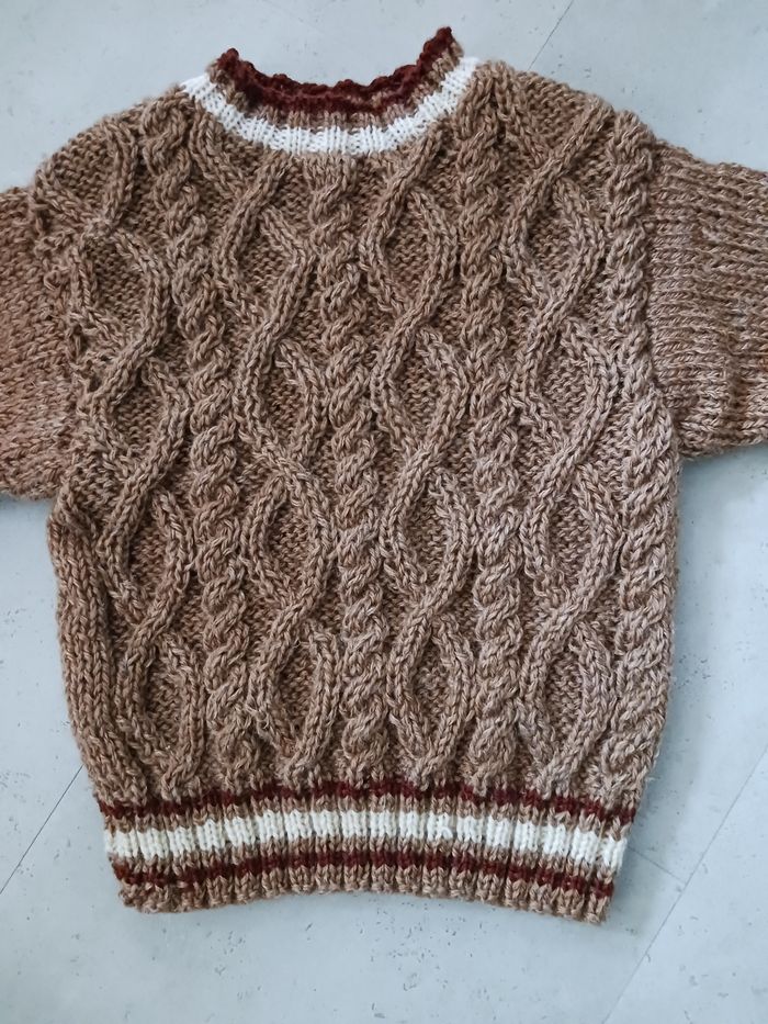 Pull marron tricoté main avec torsades 8 ans Phildar neuf