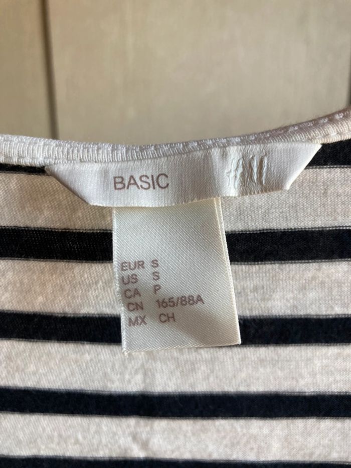 Jolie robe à lignes noires, très agréable pour l’été, taille S - photo numéro 2