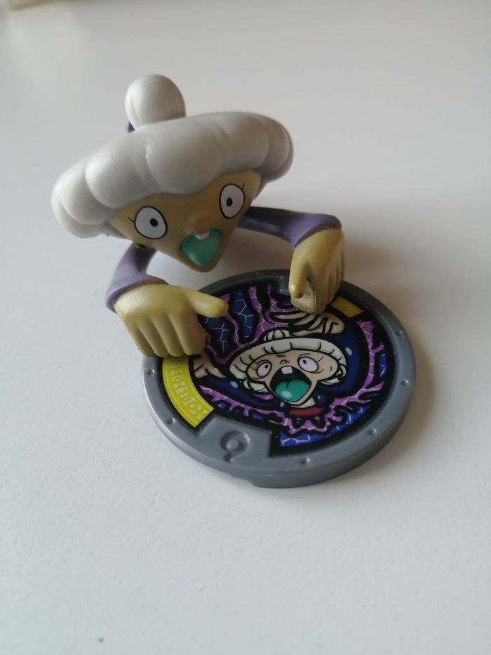 médaille et figurine yo-kaï watch - photo numéro 1