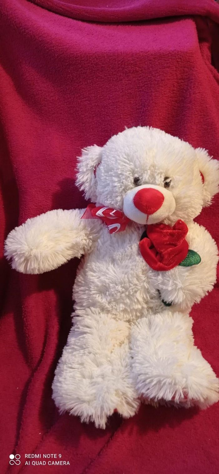 Ours blanc avec sa rose