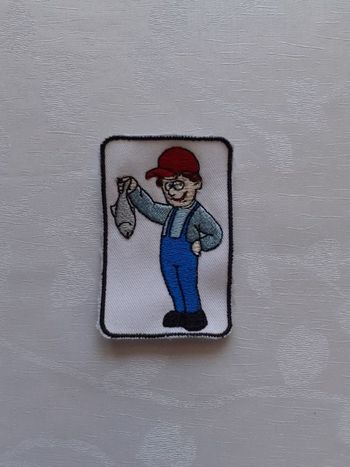 Ecusson petit enfant tiens un poisson brodé à coudre