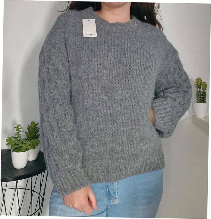 Pull en maille avec torsade gris